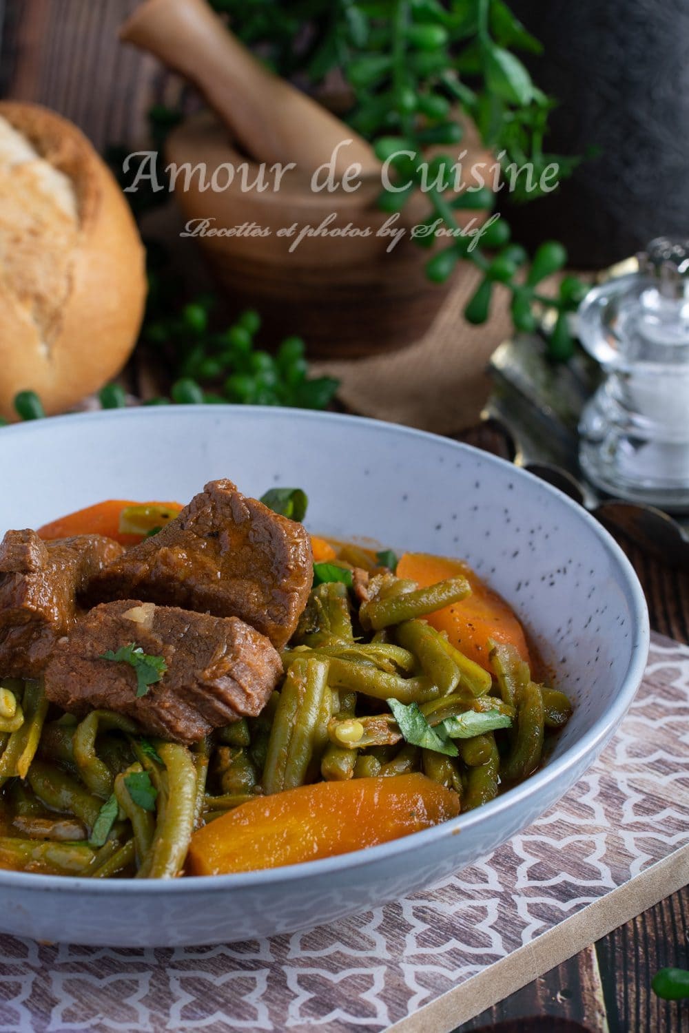 Ragoût d'haricots verts à l'agneau en sauce rouge