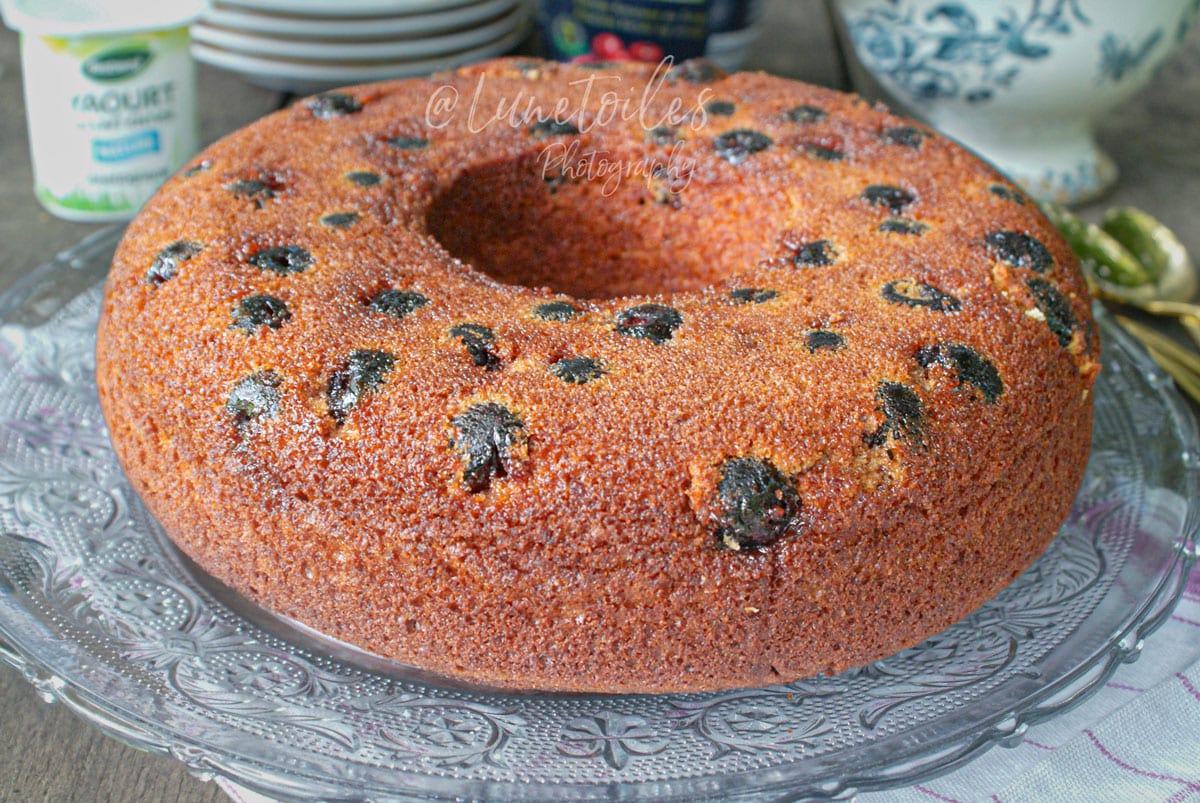 Gâteau aux cerises Amarena moelleux au yaourt et aux amandes, cuit en moule couronne