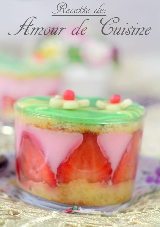 Verrine de pudding aux fraises avec génoise imbibée, fraises fraîches en décoration murale, crème rose et disque de pâte d’amande verte décoré de fleurs en pâte d’amandeverrines de pudding aux fraises a la pate d'amande