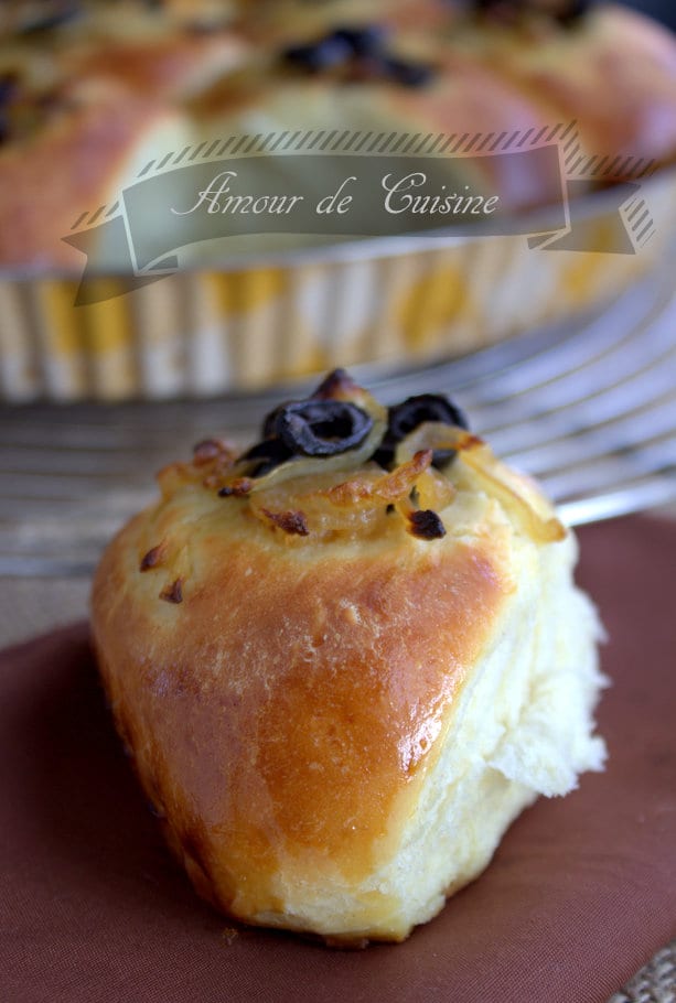 Pain aux oignons et olives