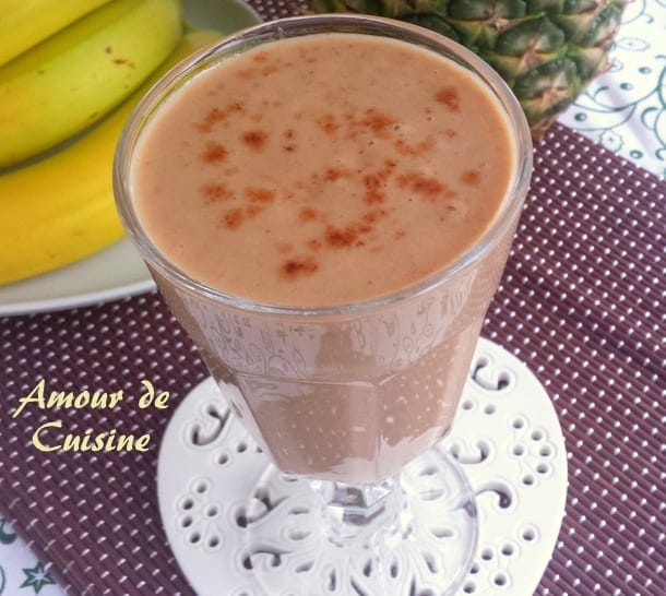 Smoothie banane et jus d’ananas