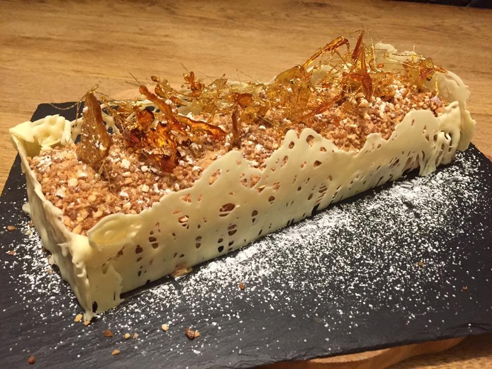 bûche pralinée aux éclats de noisettes caramélisées