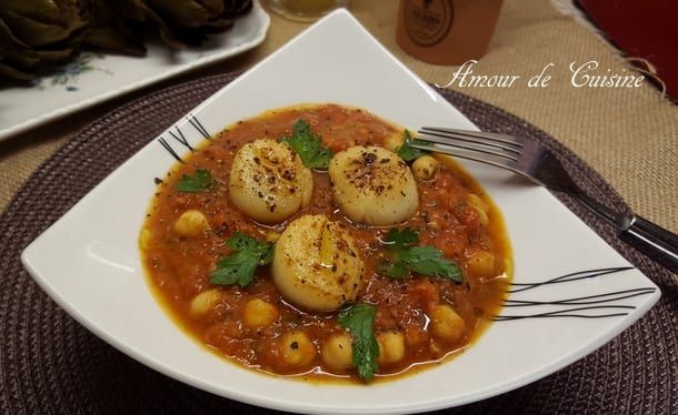 noix de saint Jacques sur sauce tomate aux poischiches.