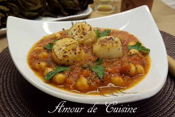 noix de saint jacques sur sauce tomate aux poischiches