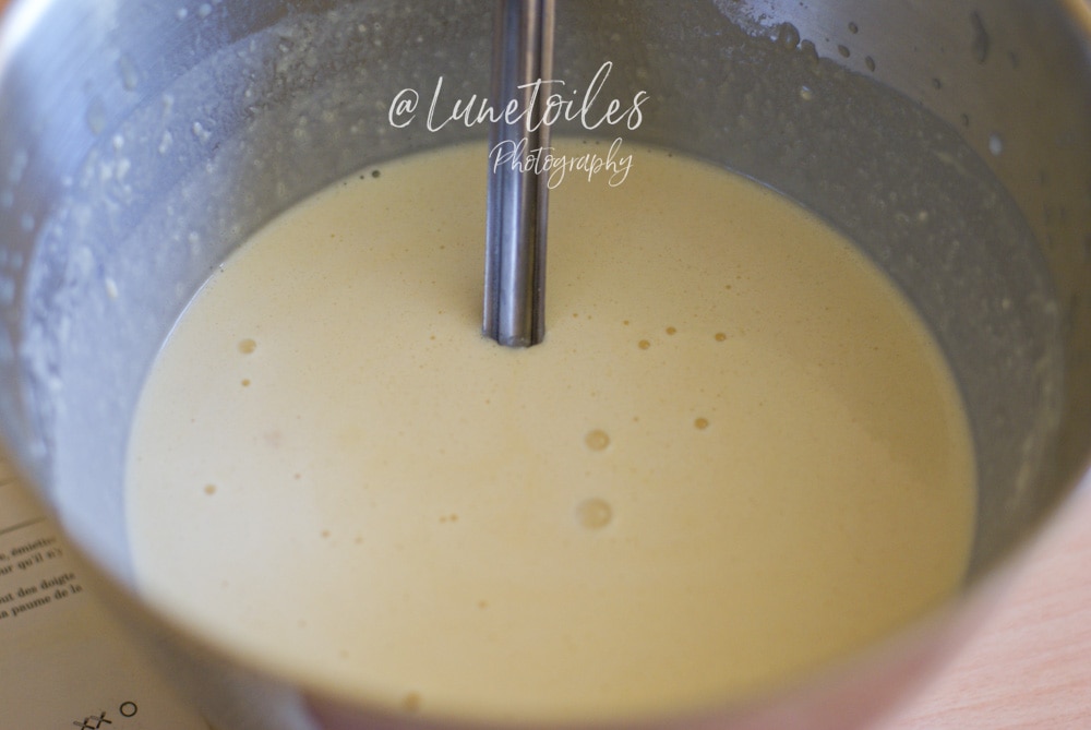 mixer avec le plongeur pour ne pas avoir des grumeaux dans la pate à crepes