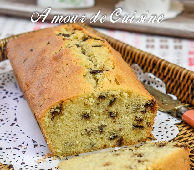 Tranches de cake aux pépites de chocolat moelleux pour le goûter