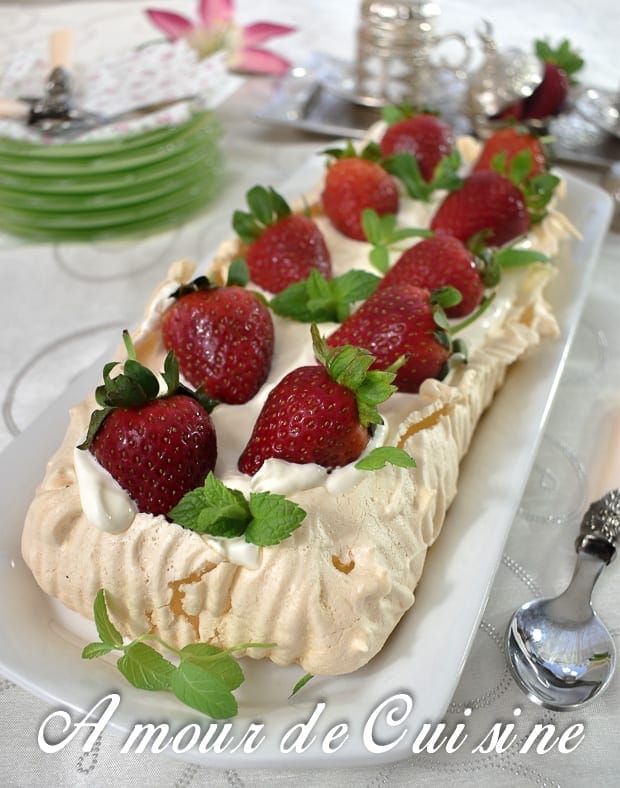 pavlova fraise chantilly en forme d'un cake rectangulaire
