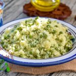 mesfouf jelbana ou couscous aux petits pois à l'huile d'olive