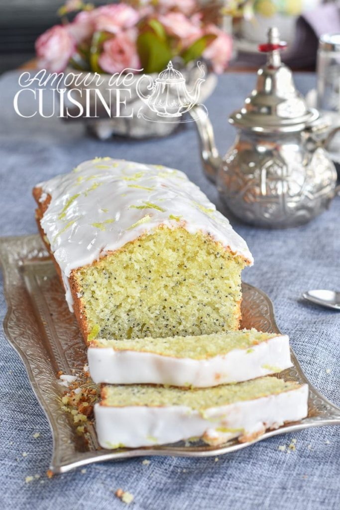 cake au citron et graines de pavot d'une texture parfaite et moelleuse et son glaçage au citron bien genereux