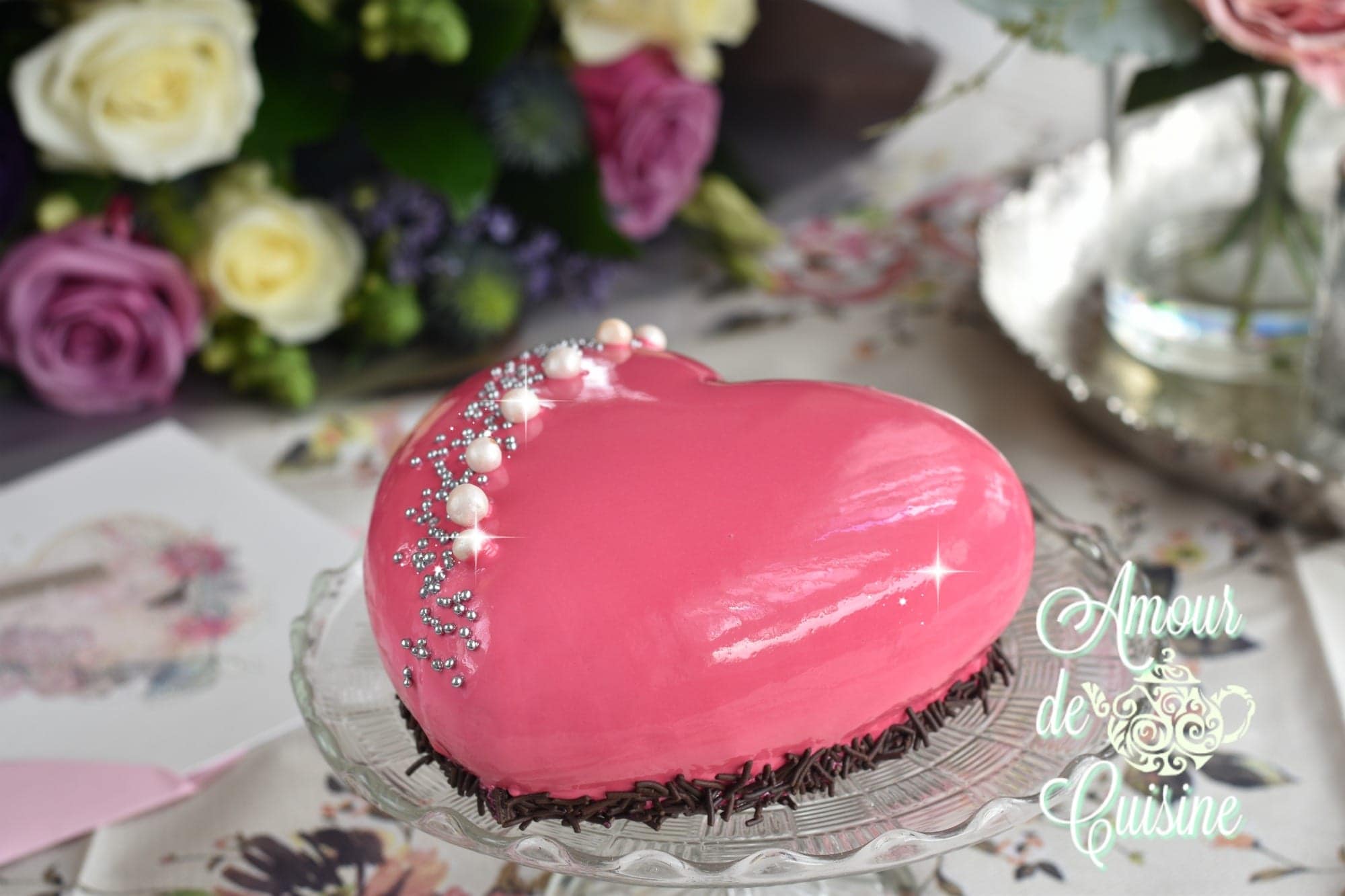 Entremets de fraises et son glaçage miroir