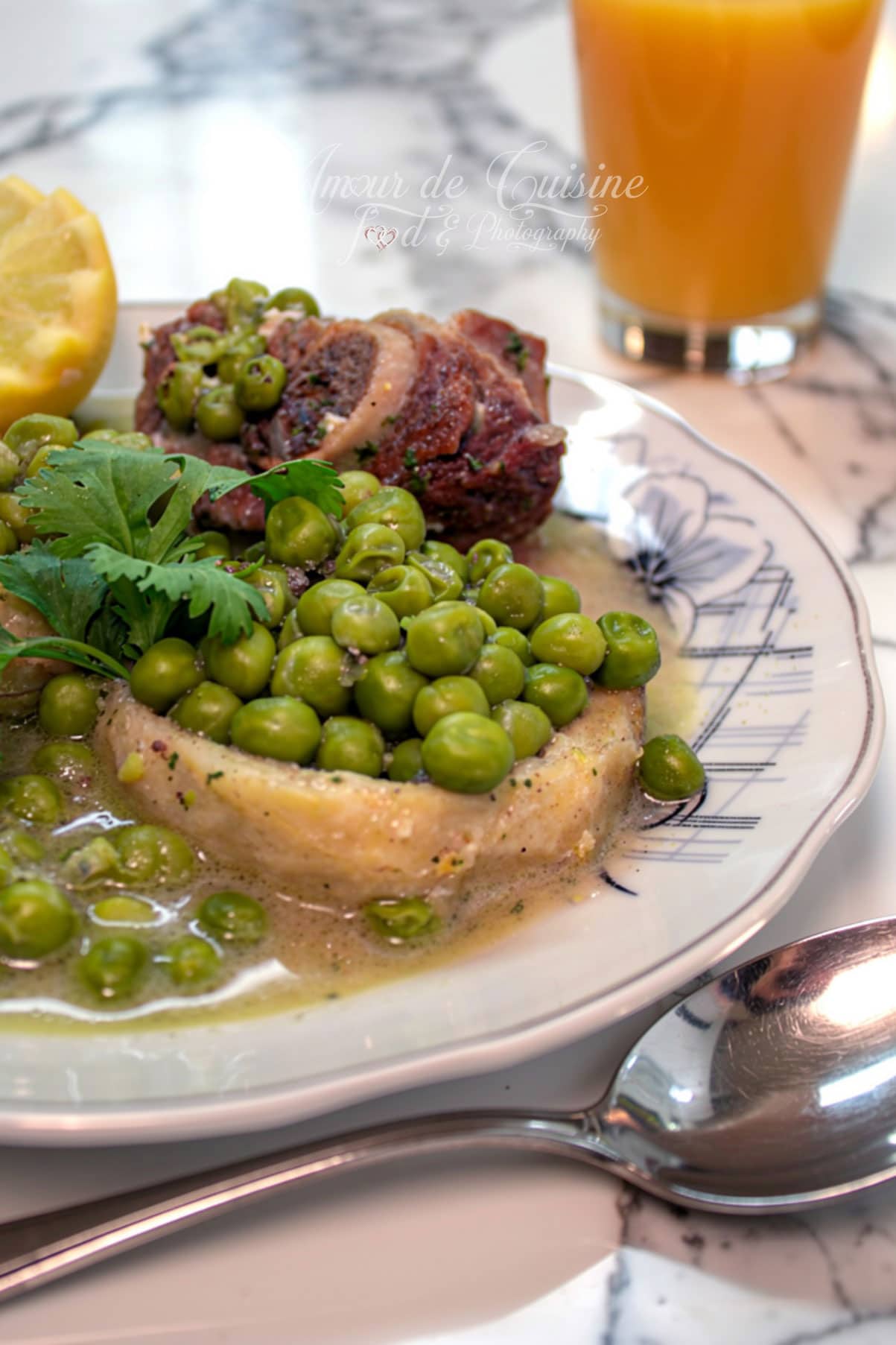 Tajine petit pois à l’agneau en sauce blanche avec artichauts, persil frais et citron, recette algérienne jelbana.