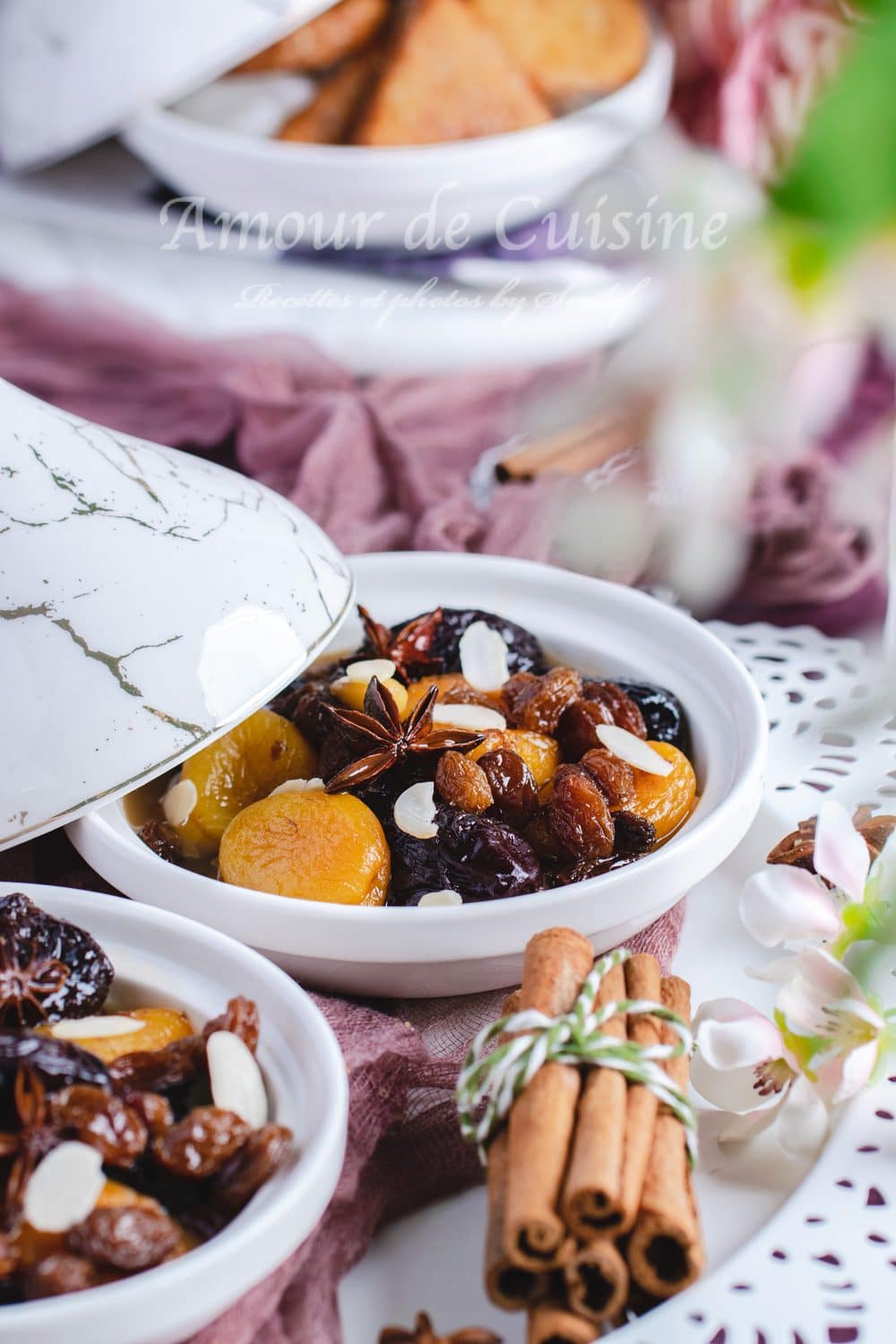 tajine hlou sans viande ( tajine lahlou) – recette algérienne sucrée à base de fruits secs (pruneaux, abricots, raisins secs) et d’amandes, présenté dans un plat décoratif