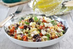 salade de pâtes orzo au féta facile arrosee de vinaigrette