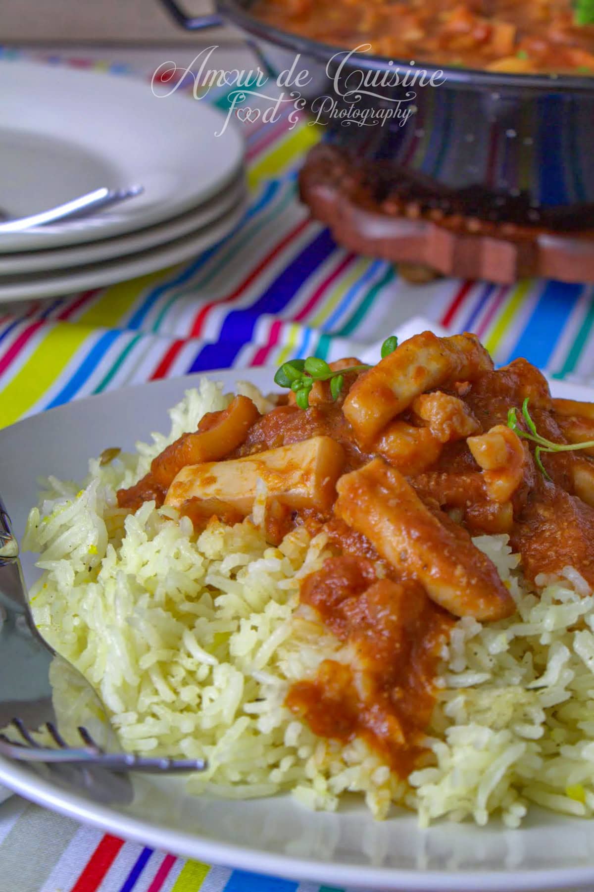 Calamars en sauce tomate servi avec du riz blanc
