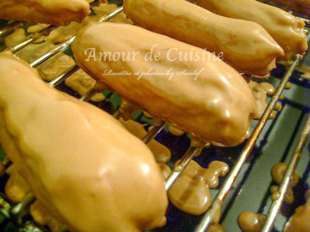 couvrir les éclairs au glaçage au café