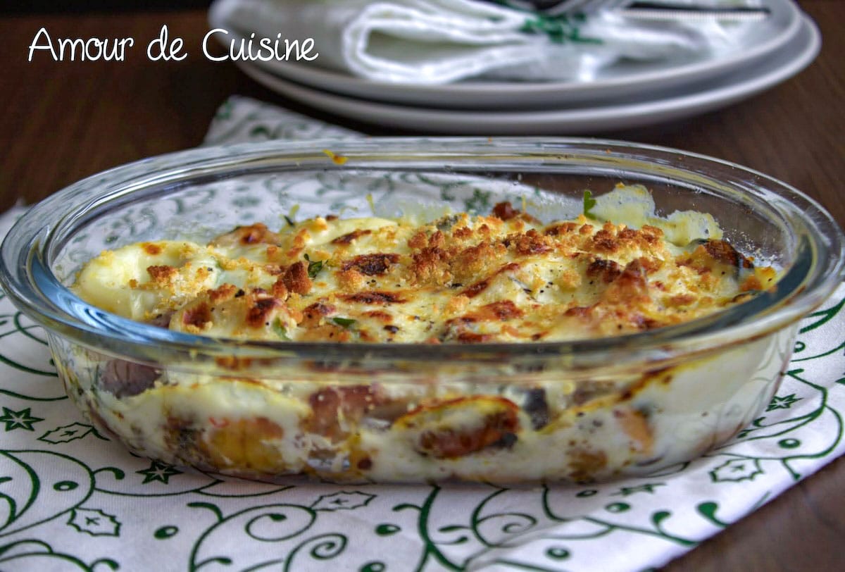 Gratin de fruits de mer à la béchamel, doré au four dans un plat en verre, avec chapelure croustillante et surface bien gratinée.
