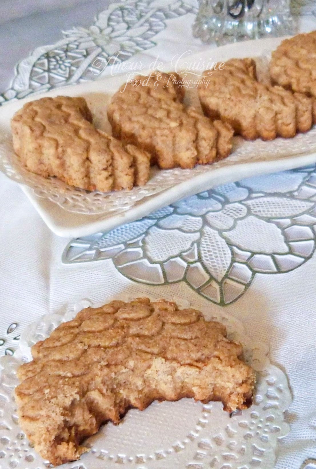 Ghribia aux cacahuètes en forme de croissants, servie avec une texture sablée et fondante