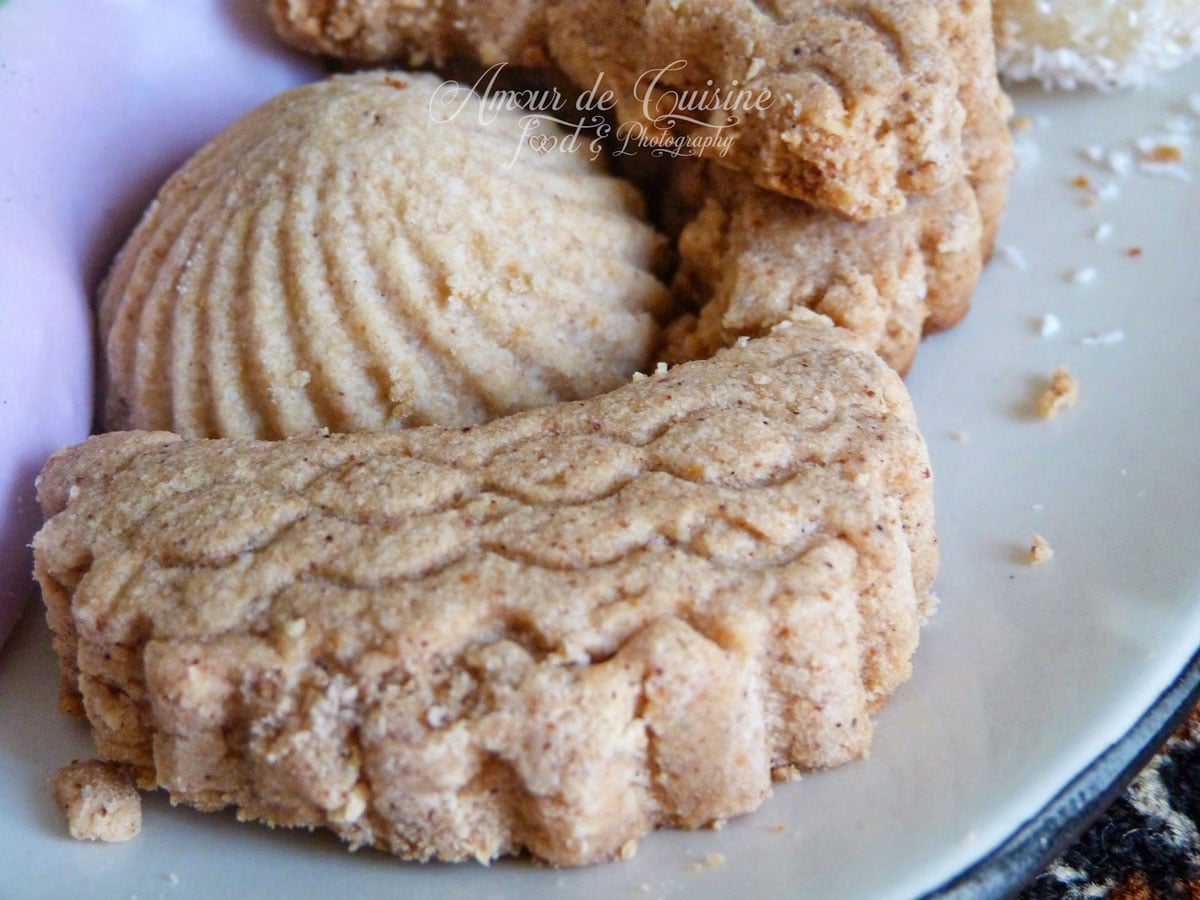 Ghribia aux cacahuètes fondante en gros plan, avec une texture sablée et friable
