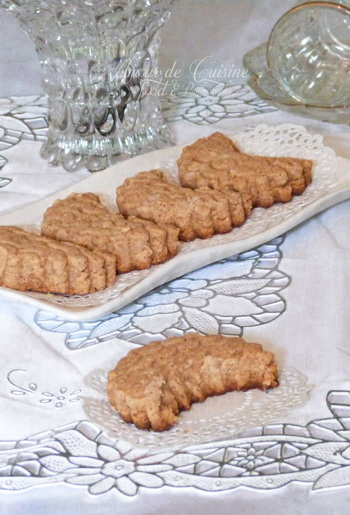 Ghribia aux cacahuètes fondante en forme de croissants, servie sur un plateau avec une décoration traditionnelle