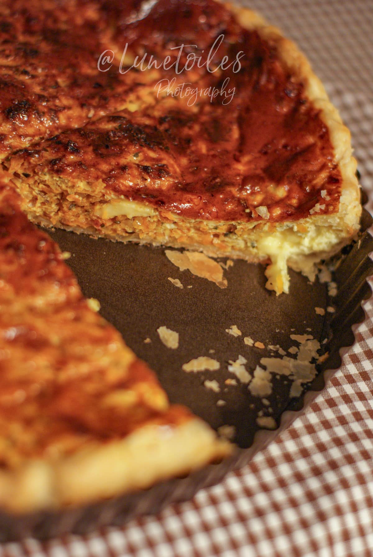 Quiche aux carottes au gouda et cumin vue de près, avec garniture fondante et pâte feuilletée croustillante.