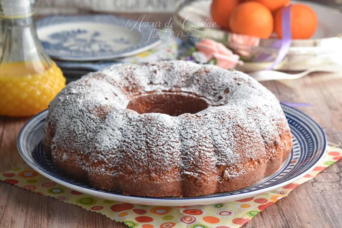 Gâteau à l’orange moelleux cuit dans un moule couronne et saupoudré de sucre glace.