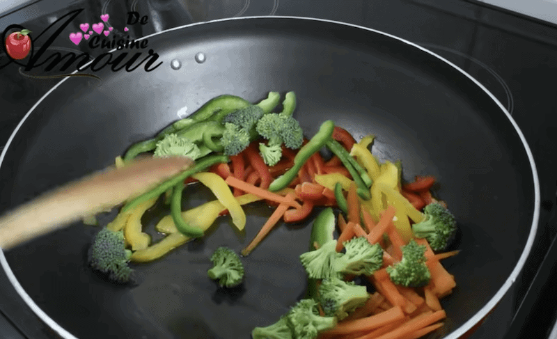 faire sauter les légumes dans un wok