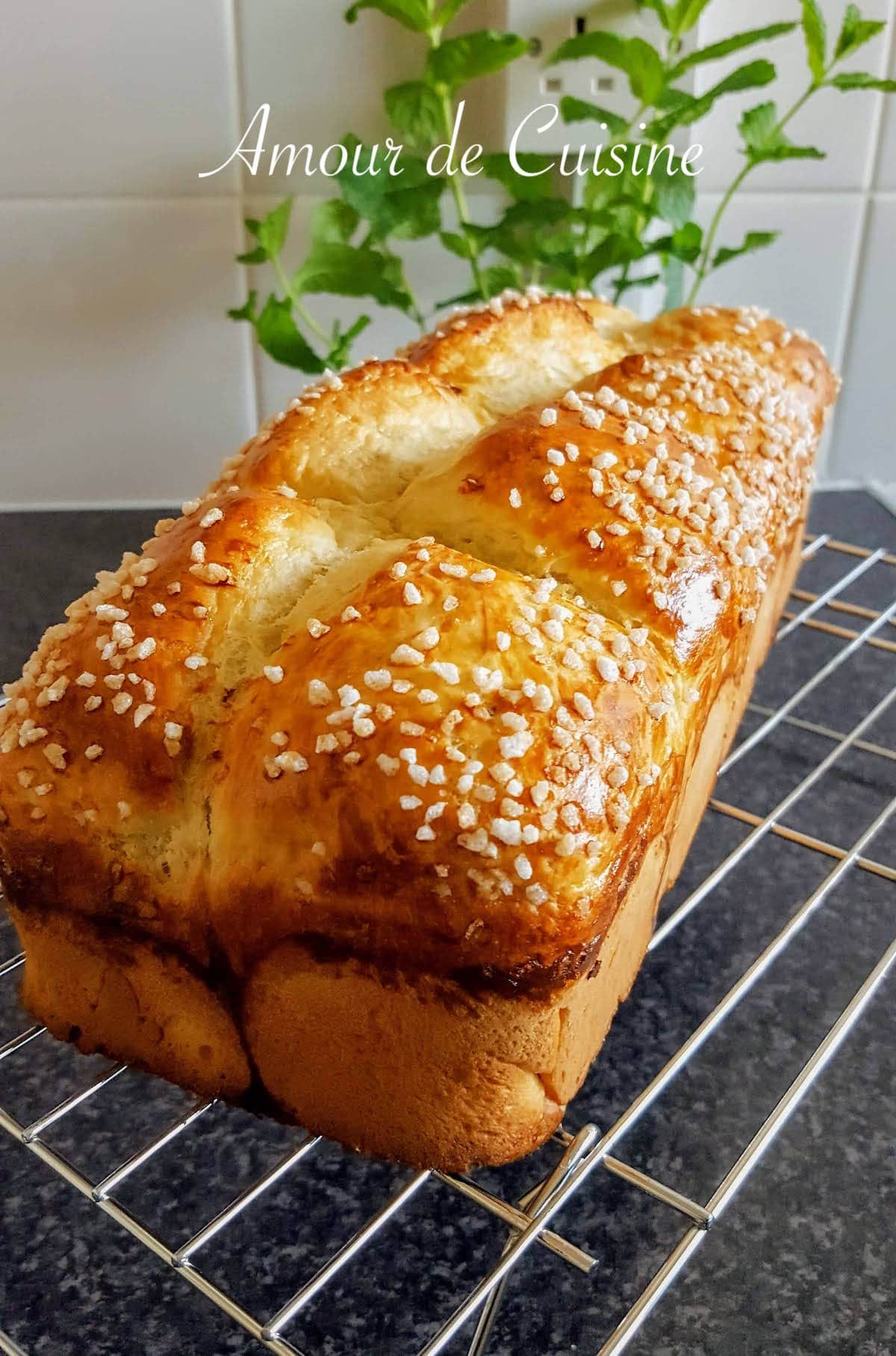 Recette de brioche express facile et moelleuse, cuisson dorée avec sucre perlé, brioche faite maison sans robot
