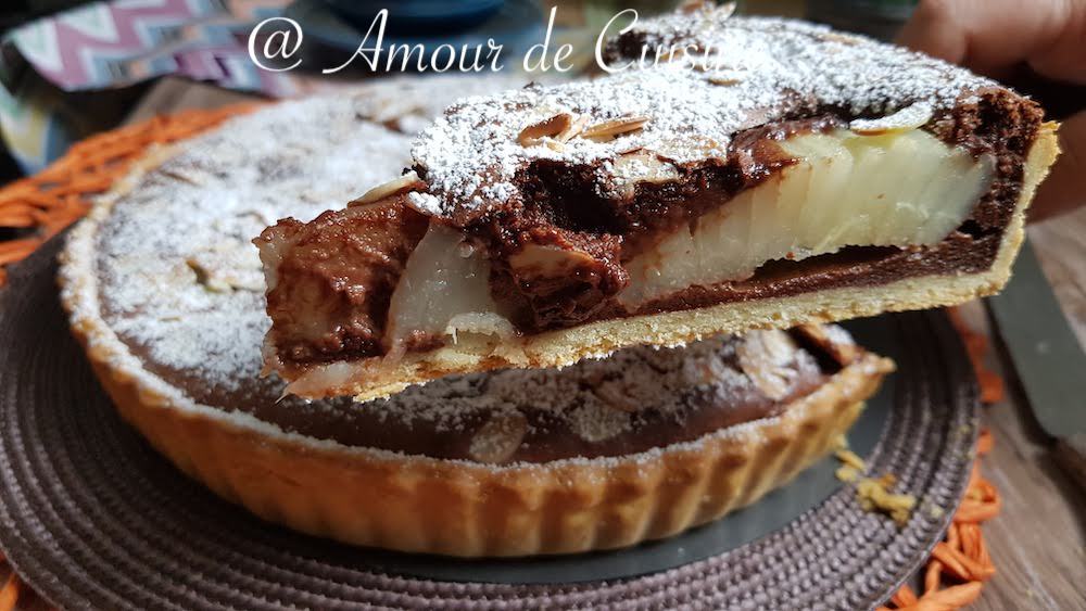 un morceaux bien delicieux de la tarte poires chocolat