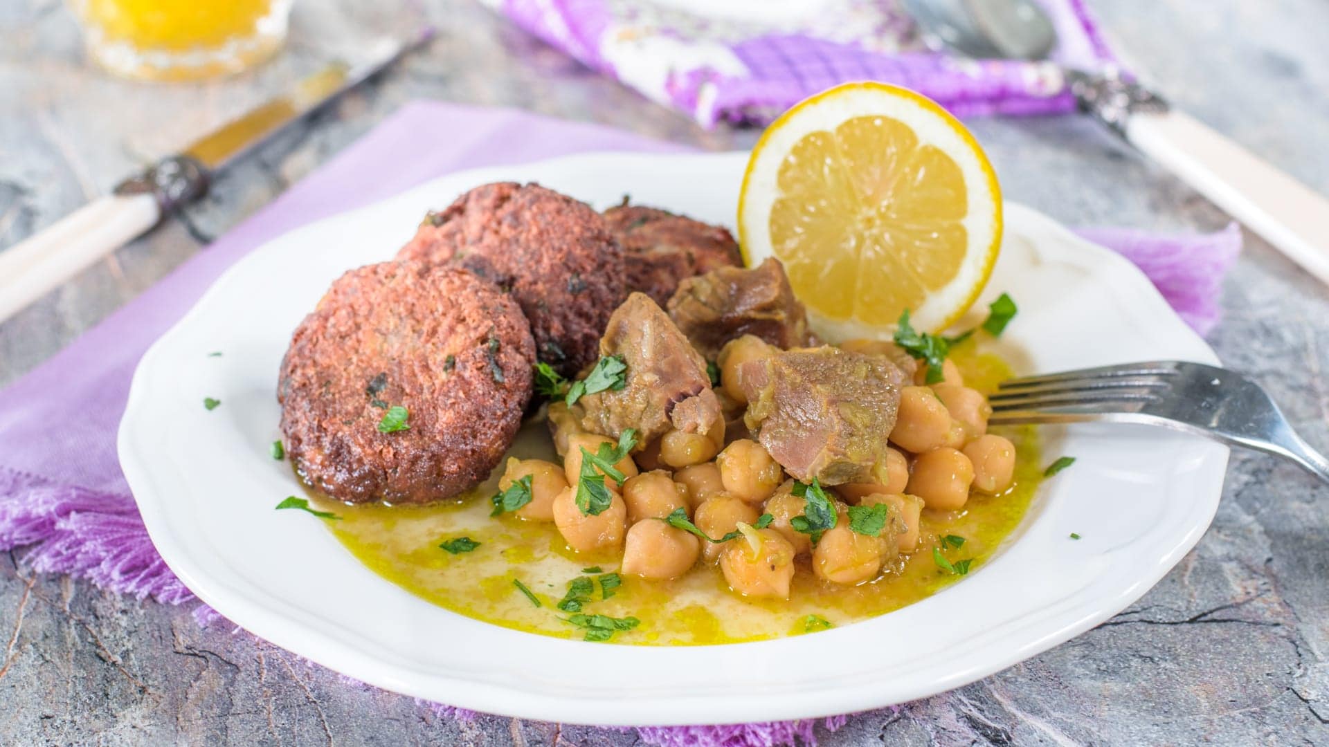 tajine de maakouda à la viande hachée en sauce, lambatane