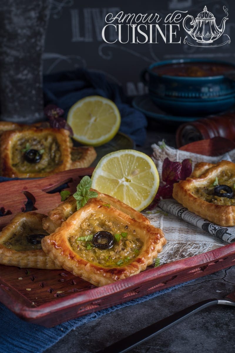 Petits feuilletés à l'aubergine grillée et aux olives noires