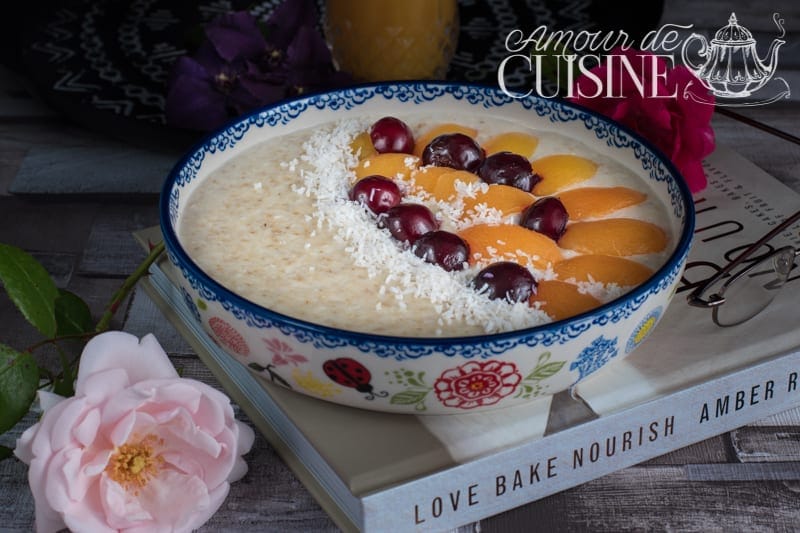Bol d’énergie – porridge aux abricots, cerises et noix de coco