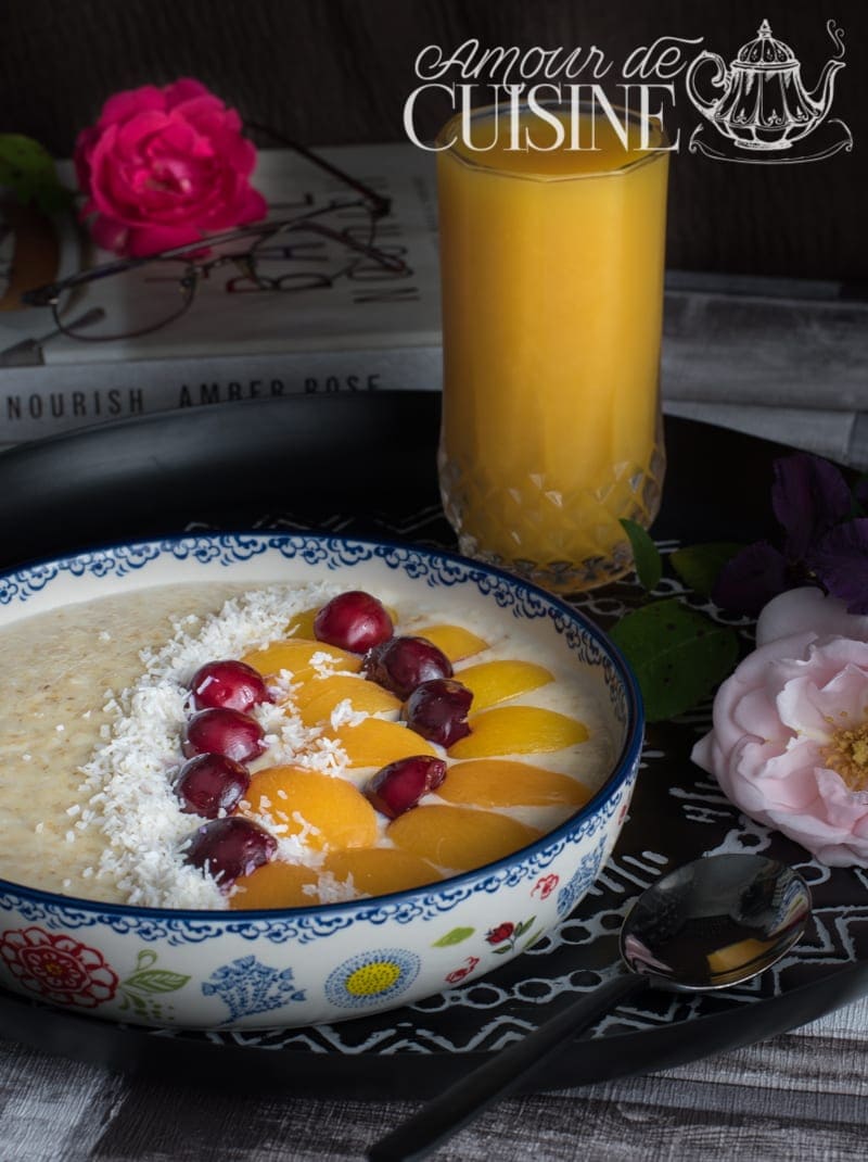 Bol d'énergie - porridge aux abricots, cerises et noix de coco