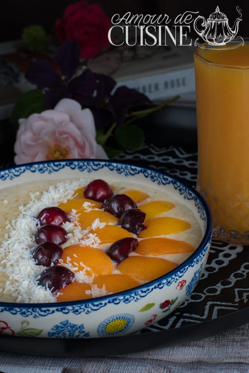 Bol d'énergie - porridge aux abricots, cerises et noix de coco