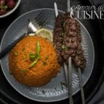 boulgour à la sauce tomate présenté avec des grillades brochettes de kefta