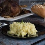 écrasée de pommes de terre à l'ail et l'huile d'olive pour accompagner le gigot d'agneau