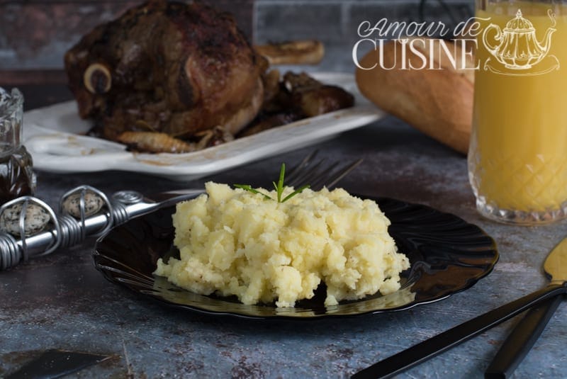 écrasée de pommes de terre à l'ail et l'huile d'olive pour accompagner le gigot d'agneau
