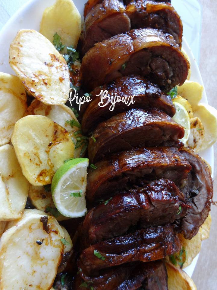 Filet dagneau roti au four sur un lit de pommes de terre frites