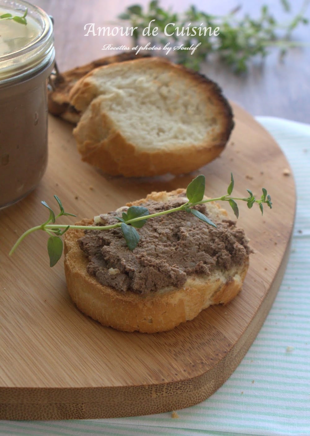 une tartine de la terrine de foie de volaille sur un toast