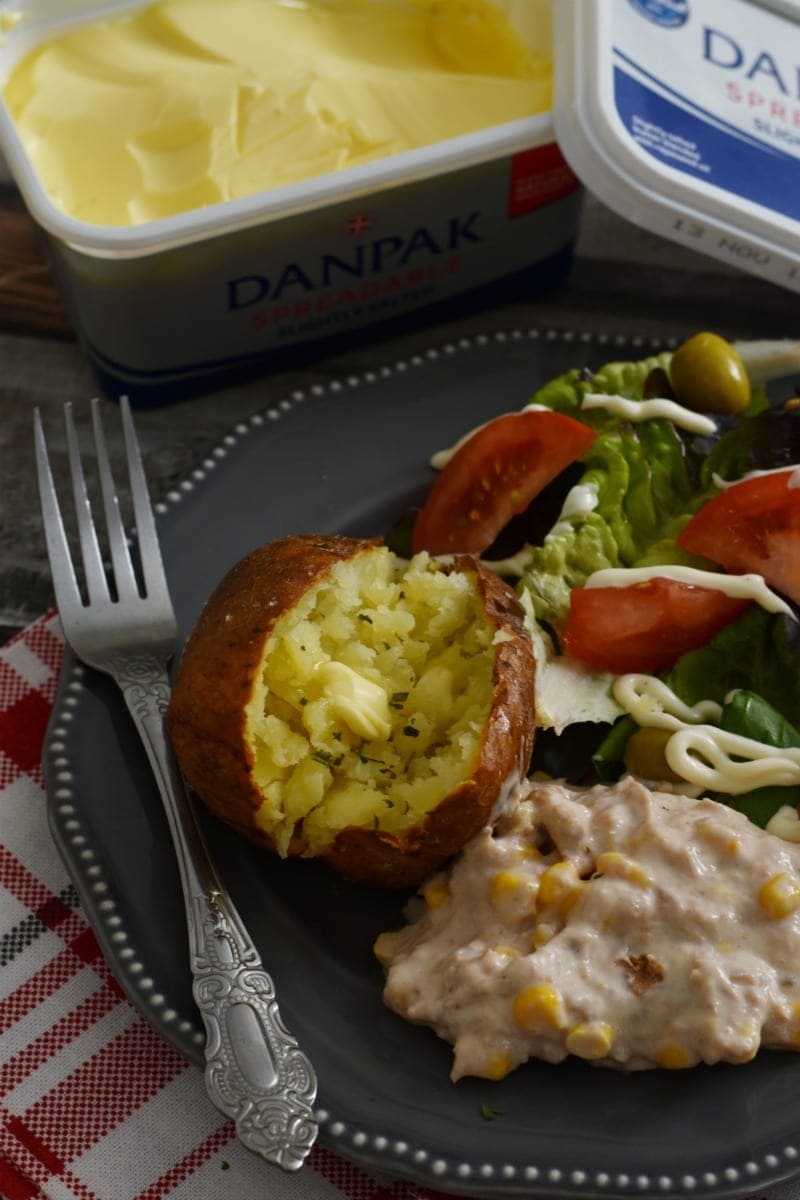 pommes de terre rôties dans la friteuse à air ou pomme de terre à la robe de chambre