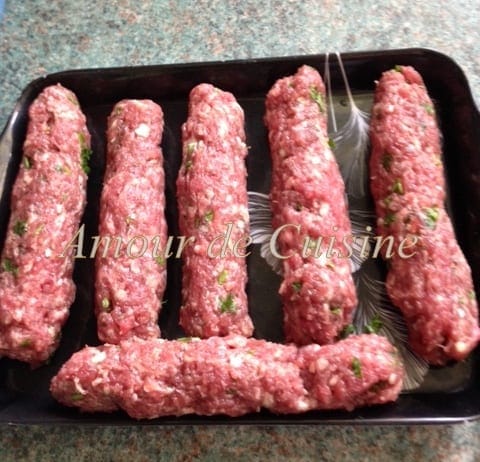 preparation des boudins de viande hachée pour farcir la ballotine de poulet