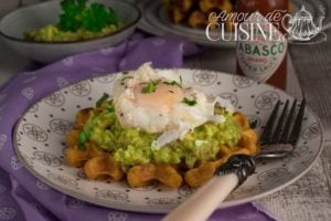 Gaufres de patate douce au guacamole et oeuf poché