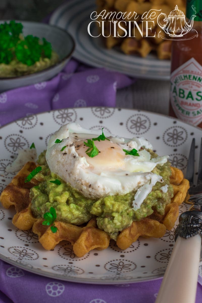 Oeuf poché servi sur une gaufre salée garnie de guacamole maison, pour un brunch facile, gourmand et original