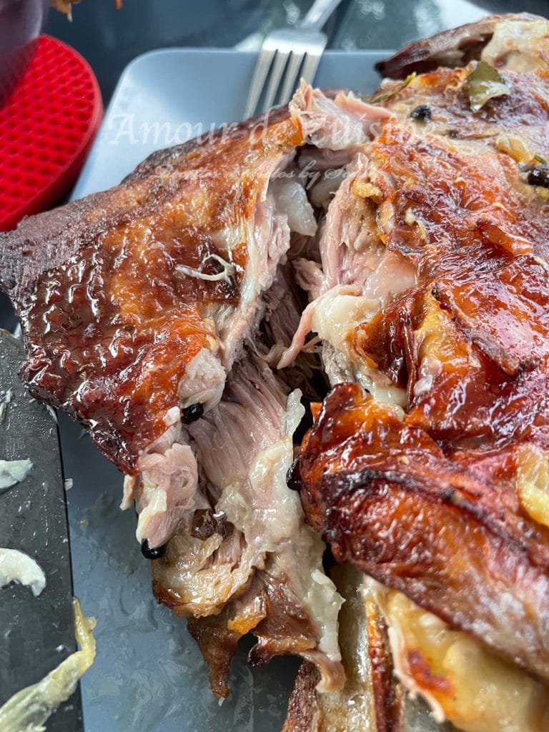 la viande bien fondante de l’épaule d'agneau rotie au four