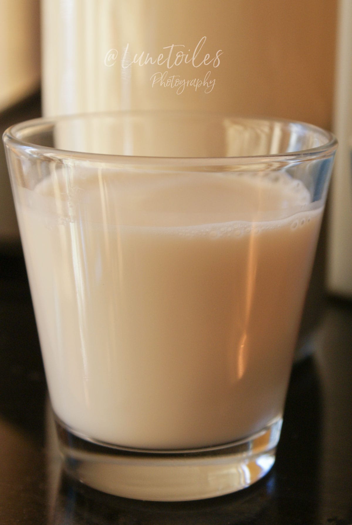 Verre de lait d’amande maison frais, à la texture légère et légèrement mousseuse.