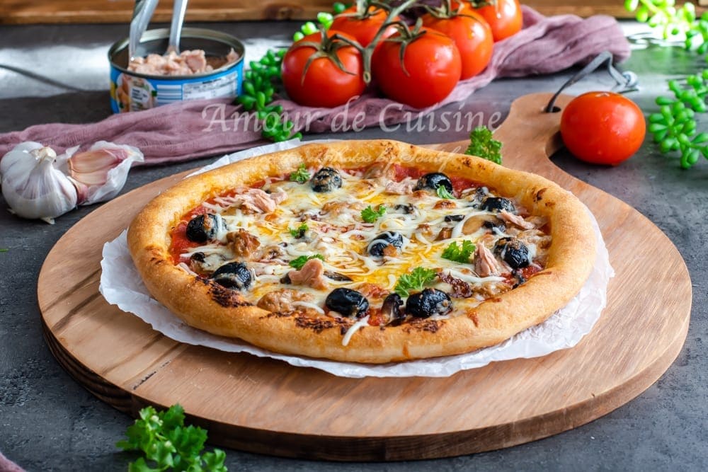 pizza au thon et champignons sur la pierre