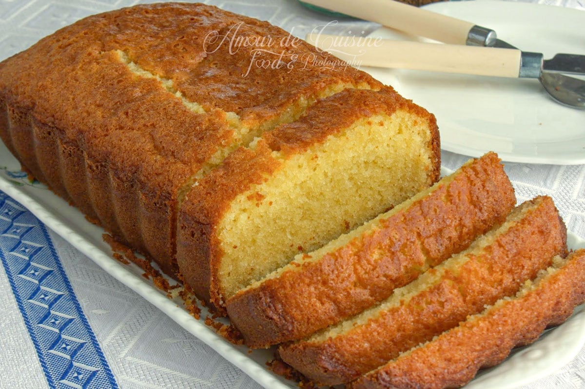 Quatre quart pur beurre cuit dans un moule à cake, à la croûte bien dorée et à la mie fondante, coupé en tranches sur un plat