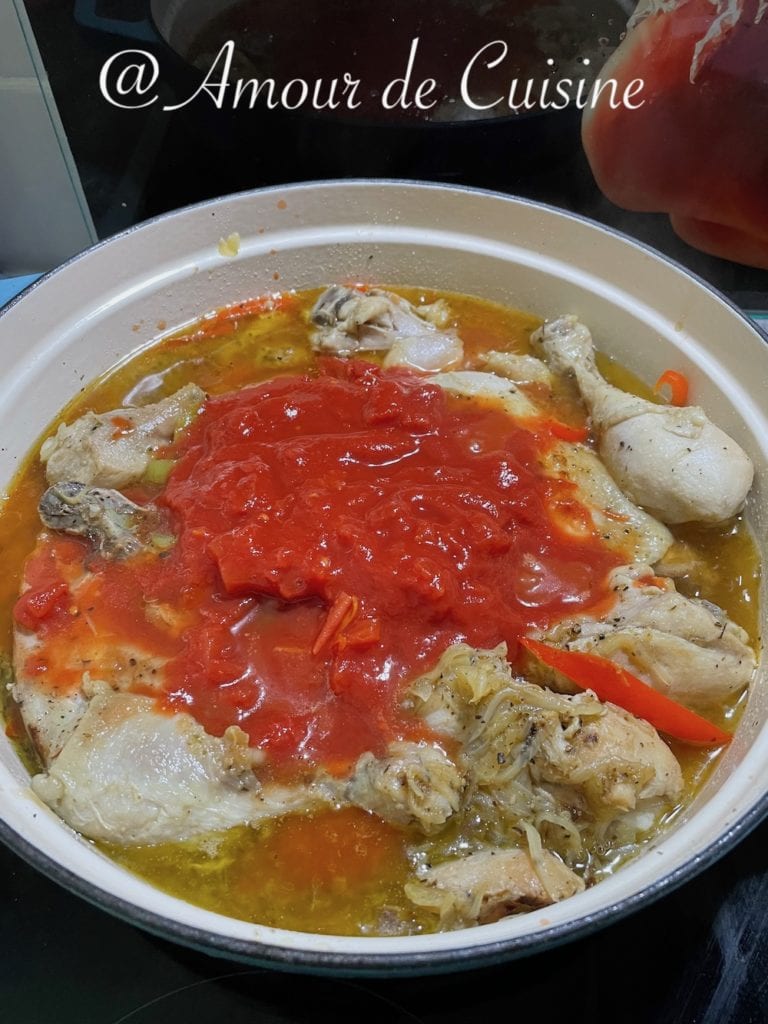 ajouter la tomate en morceaux pour preparer le plat de poulet basquaise