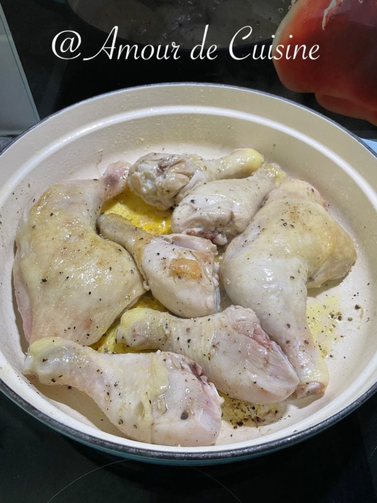 morceaux de poulet dore assaisonnés au sel et poivre noir