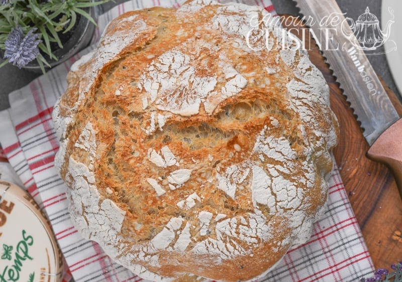 miche de pain blanc en cocotte