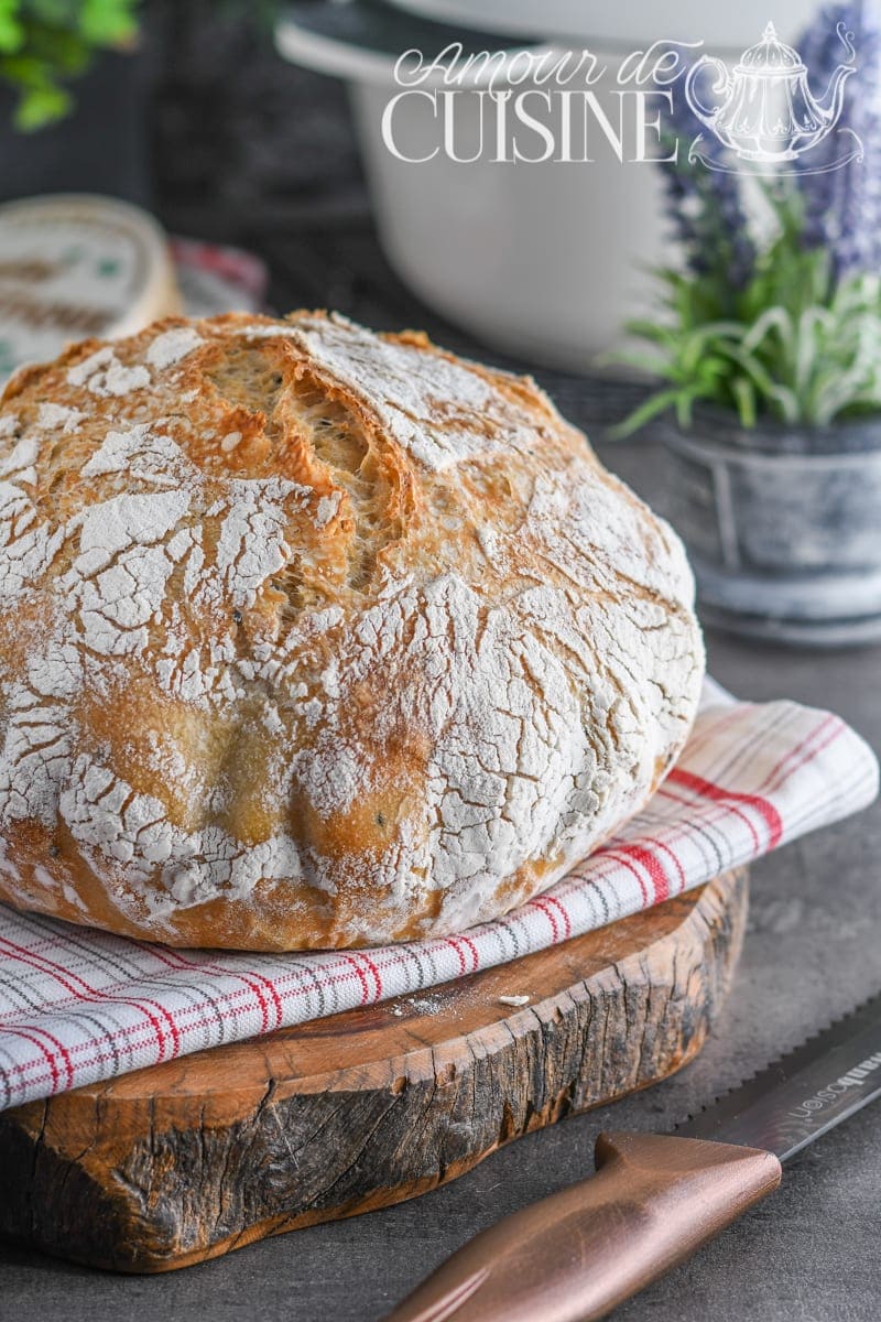 miche de pain blanc en cocotte